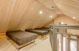 a room with two beds in a wooden cabin at Yyteri Beach Lomakeskus, Havulinna 26 in Pori