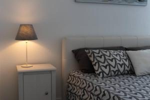 ein Schlafzimmer mit einem Bett mit einer Lampe auf einem Nachttisch in der Unterkunft Exclusive & Elegant Luxury Stay with Stunning Ocean Views in San Bartolomé de Tirajana + 7 Fotos