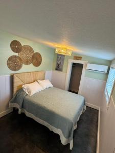 a small bedroom with a bed in a room at Castaway on Treasure Island NPR in New Port Richey