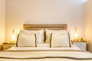 Giường trong phòng chung tại Elsa's Place, a Home in Madeira