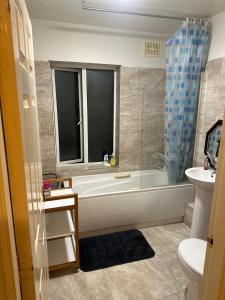 ein Badezimmer mit Badewanne, Toilette und Waschbecken in der Unterkunft Airport and DCU, NO PARKING in Dublin