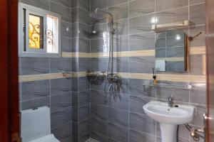 Ένα μπάνιο στο High-end 2BR apartment in the heart of Yaoundé