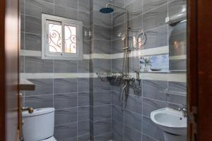 Ένα μπάνιο στο High-end 2BR apartment in the heart of Yaoundé