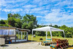 El BosqueBungalow modulo con jardin的房屋前的白色帐篷和长凳