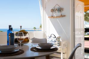 ein Esstisch mit Blick auf das Meer in der Unterkunft Exclusive & Elegant Luxury Stay with Stunning Ocean Views in San Bartolomé de Tirajana
