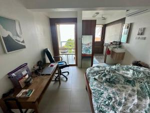 una camera da letto con un letto, una scrivania e un tavolo di OCEAN VIEW APARTMENTs a Belmont