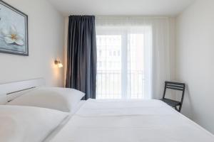 a bedroom with two beds and a window at Auszeit am Deich in Nordstrand