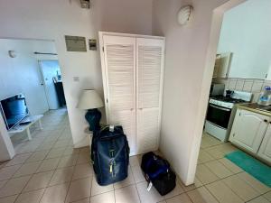 una stanza con due borse di bagaglio sul pavimento di OCEAN VIEW APARTMENTs a Belmont
