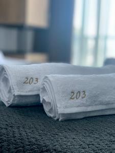Una pila de toallas blancas sobre una cama. en Bakuriani art apart hotel 203, en Bakuriani