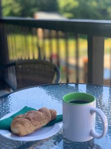 Una taza de café y un plato de galletas en una mesa. en Bakuriani art apart hotel 203, en Bakuriani