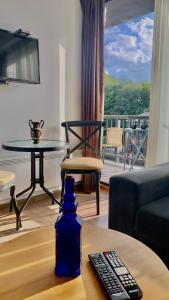 Una sala de estar con un sofá y un control remoto. en Bakuriani art apart hotel 203, en Bakuriani