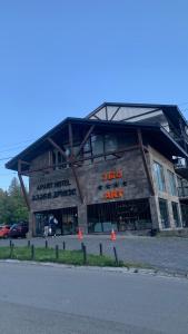 un gran edificio con conos naranjas delante de él en Bakuriani art apart hotel 203, en Bakuriani 7 fotos más