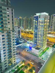 迪拜Stunning 2BR Marina View Apt Close to JBR的城市夜景与建筑 更多81张照片