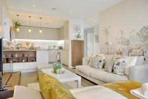Η κουζίνα ή μικρή κουζίνα στο Trendy 3-Bed, 2-Bath - O2 London Escape - Your Ideal Stay