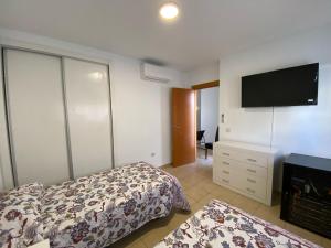 En eller flere senge i et værelse på Costa Adeje Luxury Property + 60 billeder