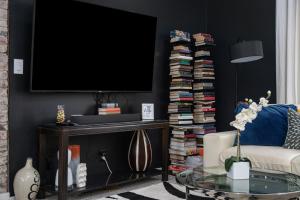 Χώρος καθιστικού στο Cozy Dundee Loft Near Dining & City Attractions