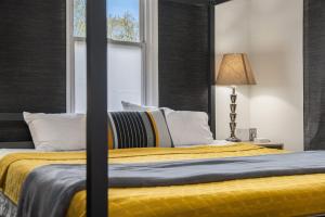 Ένα ή περισσότερα κρεβάτια σε δωμάτιο στο Cozy Dundee Loft Near Dining & City Attractions