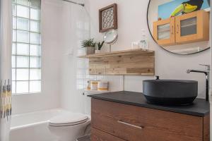 Ένα μπάνιο στο Cozy Dundee Loft Near Dining & City Attractions