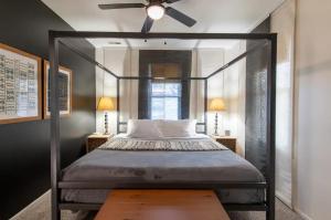 Ένα ή περισσότερα κρεβάτια σε δωμάτιο στο Cozy Dundee Loft Near Dining & City Attractions