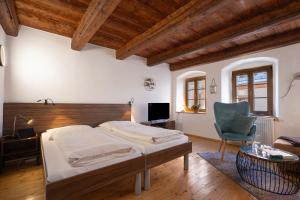 a bedroom with a bed and a desk and a chair at Apartments Altstadthaus Görlitz in Görlitz