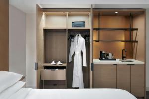 Postel nebo postele na pokoji v ubytování Kingston Marriott Hotel
