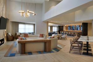 TV a/nebo společenská místnost v ubytování Kingston Marriott Hotel