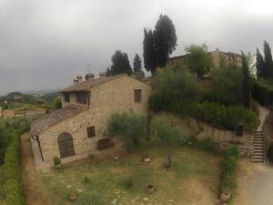 une vue aérienne sur une maison en pierre dans un champ dans l'établissement Schönes Ferienhaus Rosanna, à San Gimignano