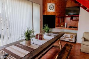 Televisyen dan/atau pusat hiburan di Coastal Charm Hideaway Self-catering Holiday Home