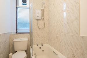 a bathroom with a shower and a toilet and a tub at Aberdeen City Flat, close to city centre in Aberdeen