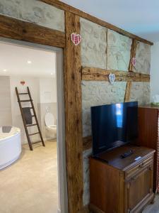 TV a/nebo společenská místnost v ubytování Au repos des vignes, chambres d'hôtes + 7 fotografií