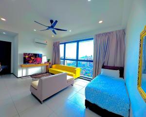 un salon avec un lit et un canapé dans l'établissement Comfortable 2BR 5 Queen Beds, Netflix & Free Parking, à Jelutong 56 autres photos