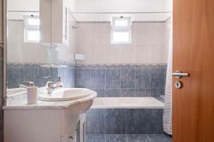 un baño con lavabo y bañera en SunRise Vila, en Estreito da Calheta 45 fotos más
