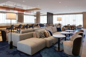 Posezení v ubytování Kingston Marriott Hotel