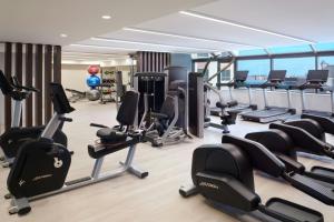 Fitness centrum a/nebo fitness zařízení v ubytování Kingston Marriott Hotel