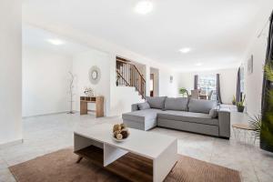 una sala de estar con un sofá y una mesa en SunRise Vila, en Estreito da Calheta