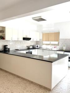 Кухня или мини-кухня в Himonas Apartments
