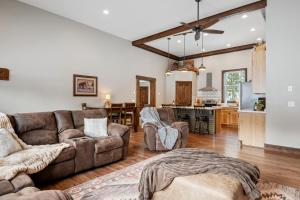 a living room with a couch and a kitchen at Philipsburg Family & Couples Cabin Ski Hike Relax in Philipsburg
