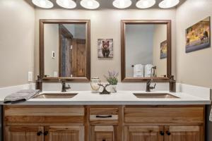 un bagno con due lavandini e due specchi di Secluded Mountain Retreat a Philipsburg Altre 45 foto