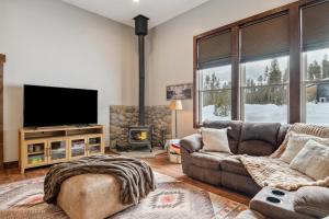 a living room with a couch and a flat screen tv at Philipsburg Family & Couples Cabin Ski Hike Relax in Philipsburg