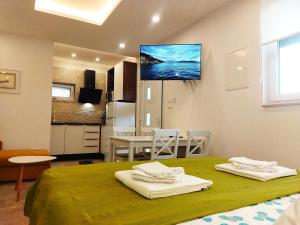Postel nebo postele na pokoji v ubytování Apartments Martina Studio