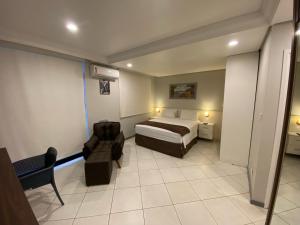 Tempat tidur dalam kamar di Millenium Hotel Flat
