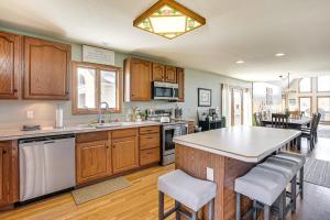 Η κουζίνα ή μικρή κουζίνα στο Apple Valley Home, Shared Golf Course On-Site