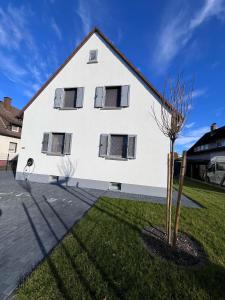 オーベルツハウゼンにある3 Zimmer Wohnung Obertshausen - Neu Renoviertの白家