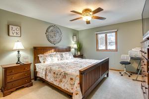 Ένα ή περισσότερα κρεβάτια σε δωμάτιο στο Apple Valley Home, Shared Golf Course On-Site