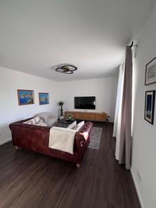 オーベルツハウゼンにある3 Zimmer Wohnung Obertshausen - Neu Renoviertのソファとテレビのあるリビングルーム