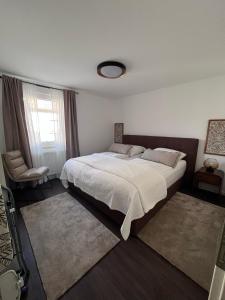 オーベルツハウゼンにある3 Zimmer Wohnung Obertshausen - Neu Renoviertの大きなベッドと窓のある寝室