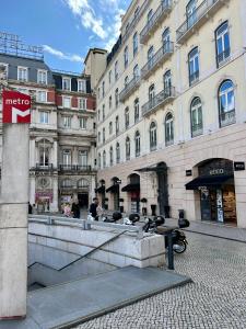 un edificio con una fuente en medio de una calle en Double suite in shared apartment, en Lisboa 7 fotos más
