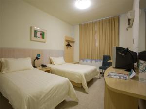 Ліжко або ліжка в номері Jinjiang Inn Ji County Renming West Avenue