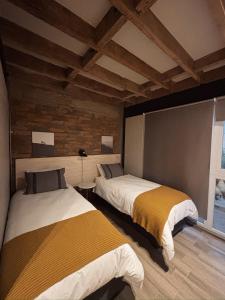 Postel nebo postele na pokoji v ubytování Herco Suites