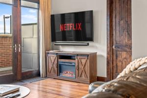 Μια τηλεόραση ή/και κέντρο ψυχαγωγίας στο Chic Loft Heart of RiNo